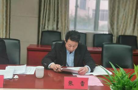 说明: E:\2021年工作文件夹\2020年学校民主生活会资料\2020年度民主生活会材料\现场会议照片\张雷主任.jpg